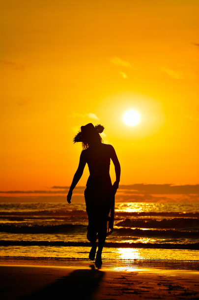 silueta mladá žena na pláži v létě - Fotografie, Obrázek