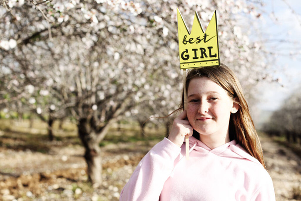 Al aire libre primer plano retrato de adolescente 12 años de edad chica celebrando cumpleaños - Foto, Imagen
