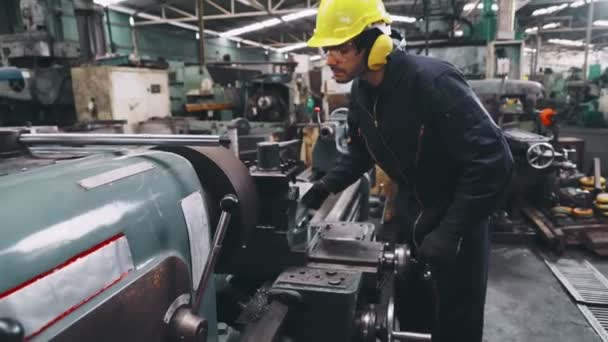 Trabajador de fábrica inteligente usando máquina en taller de fábrica - Imágenes, Vídeo