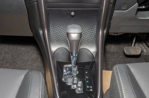 Grau Automatikgetriebe des Autos in der Zoomansicht - Foto, Bild