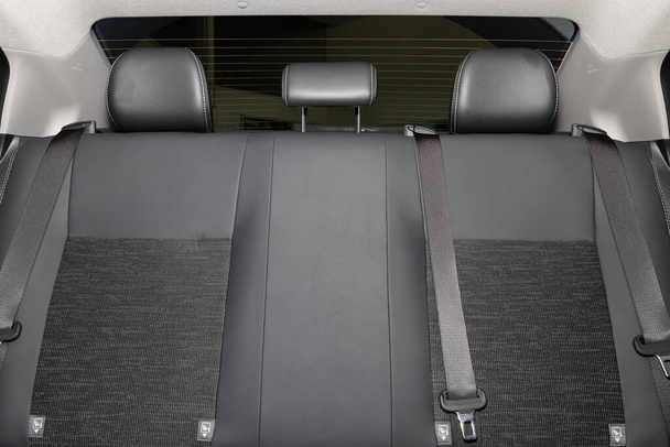 Πίσω εσωτερικό αυτοκινήτου συμπεριλαμβανομένων γκρι πίσω κάθισμα αυτοκινήτου και πίσω παράθυρο και ζώνη ασφαλείας ή ζώνη ασφαλείας - Φωτογραφία, εικόνα