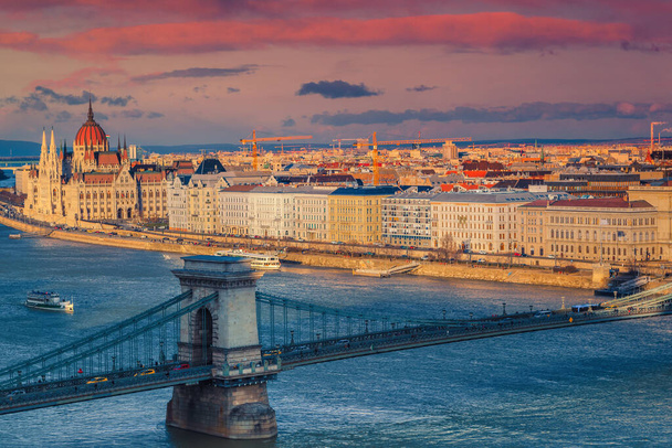 Vue imprenable depuis le château de Buda avec pont de chaîne sur le Danube et le célèbre bâtiment du Parlement, Budapest, Hongrie, Europe - Photo, image