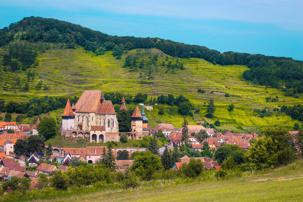 Popolare posizione turistica della Transilvania, villaggio di saxon con famosa chiesa fortificata, Biertan, Transilvania, Romania, Europa - Foto, immagini