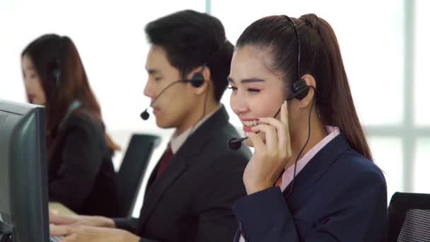 Gente de negocios con auriculares trabajando en la oficina - Imágenes, Vídeo