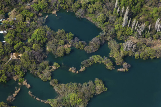 クロアチアのクルカ国立公園でSkradinski北京の滝の空中ビュー - 写真・画像
