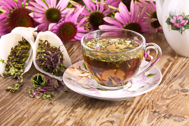 Picie herbaty z Echinacea purpurea (Echinacea purpurea) suszone jest stosowany w medycynie ludowej jako lek przeciwwirusowy ma działanie przeciwbakteryjne i przeciwbakteryjne - Zdjęcie, obraz