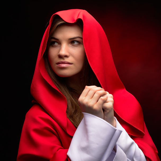 krásná žena s červeným pláštěm ve studiu - Fotografie, Obrázek