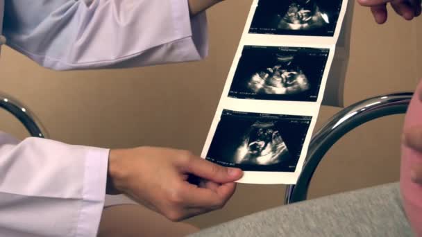 Kobieta w ciąży i lekarz ginekolog w szpitalu - Materiał filmowy, wideo
