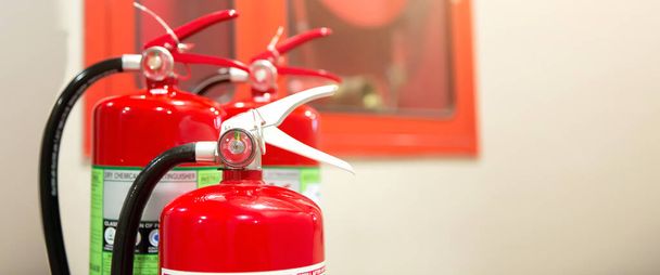 Červený hasicí přístroj nádrž a požární hadice skříň v konceptu budovy nouzové pro prevenci požární služby a požární bezpečnost školení a záchrana. - Fotografie, Obrázek