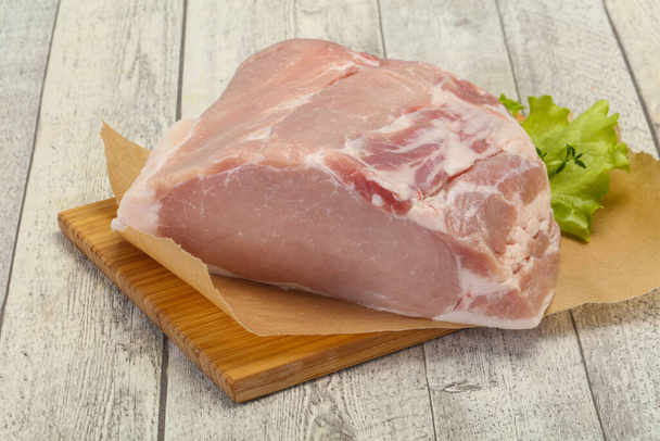 Trozo de carne de cerdo cruda listo para cocinar - Foto, imagen