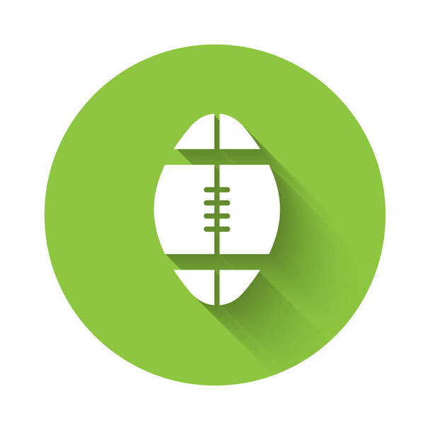 Biała ikona piłki Rugby odizolowana długim cieniem. Zielony przycisk koła. Ilustracja wektora. - Wektor, obraz