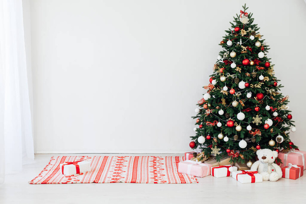Pino árbol de Navidad con regalos decoración de interiores año nuevo 2021 2022 - Foto, imagen
