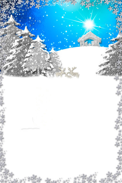 クリスマス・ネイティビティ・シーン・グリーティングカード、ネイティビティ・シーンの抽象的なシンプルなフリーハンド・ドローイング、雪景色、コピースペースのある白い紙の背景に銀の輝きを持つリインダー、垂直. - 写真・画像