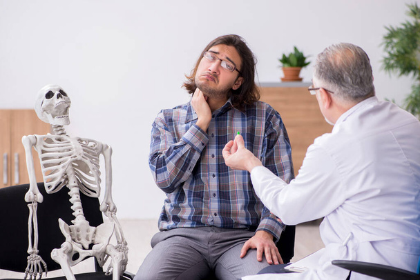 Jeune patient de sexe masculin visitant un médecin psychiatre expérimenté - Photo, image