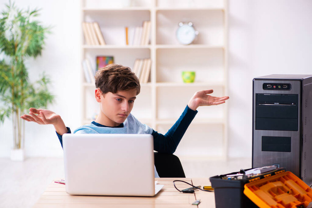 Poika korjaa tietokoneita työpajassa - Valokuva, kuva