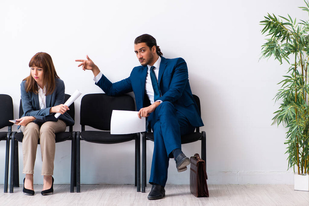 Молодой бизнесмен и деловая женщина ждут интервью в - Фото, изображение