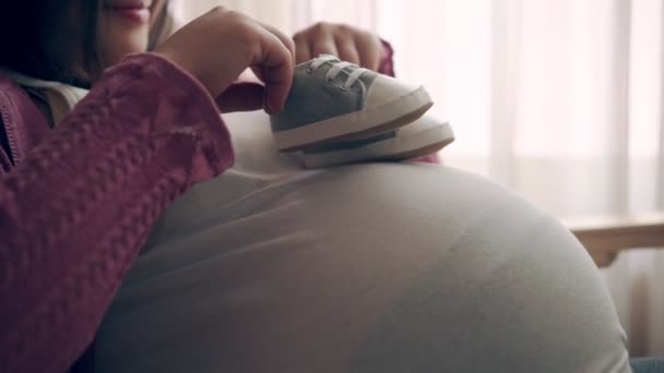Счастливая беременная женщина и ожидающий ребенка дома. - Кадры, видео