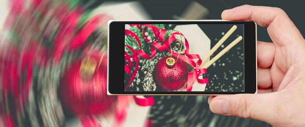 スマートフォンの画面上のWOK紙パッケージボックスでクリスマスプレゼント。アジアのファーストフードの場合. - 写真・画像
