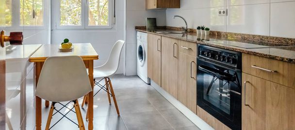 Kücheneinrichtung mit Möbeln und Geräten - Foto, Bild