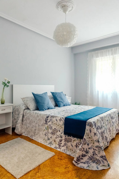 Dvoulůžkový pokoj zdobený dekou a záclonami - Fotografie, Obrázek