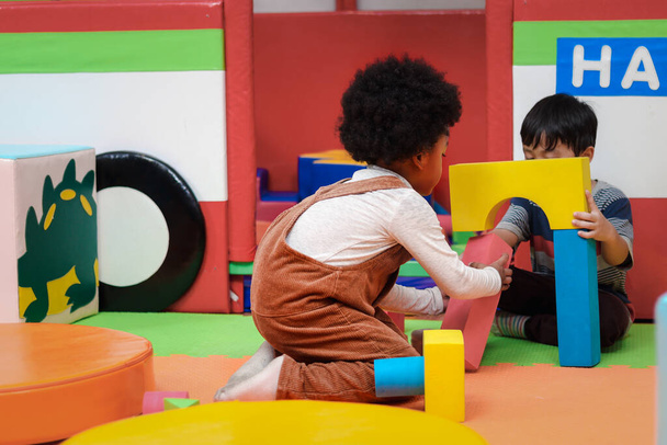 Boldog boldog vidám gyerekek szórakozás játszótér, kis gyermekjáték barátjával, afro-amerikai fiú göndör haj és ázsiai fiú játszik együtt.  - Fotó, kép