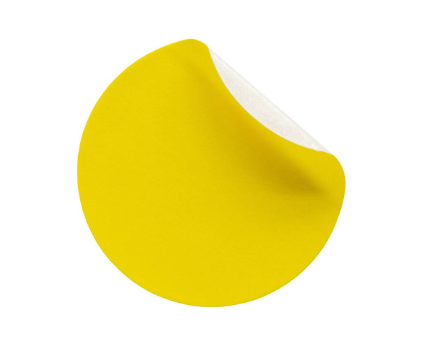 Gelbe runde Aufkleber aus Papier isoliert auf weißem Hintergrund - Foto, Bild