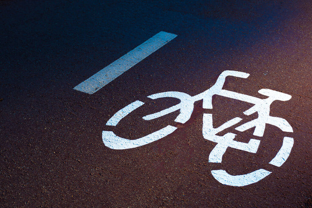 Transporte sustentável. Sinal de tráfego de bicicleta, bicicleta de estrada - Foto, Imagem