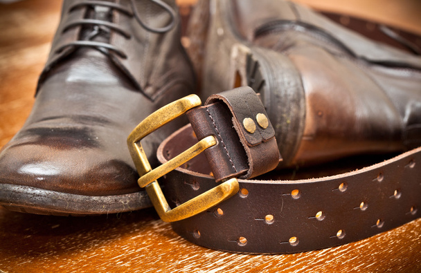 Zapatos de cuero de lujo y un cinturón de cuero con hebilla. estilo vaquero
. - Foto, Imagen