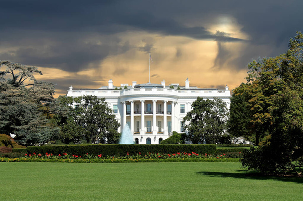 Bílý dům na pozadí hluboké modré oblohy - Fotografie, Obrázek