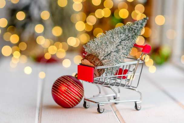 クリスマスプレゼントやプレゼント付きショッピングカート。クリスマスショッピングと販売のコンセプト - 写真・画像