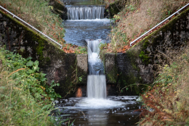 Zapora Obernau na wlocie wody Siegerland z kaskadami - Zdjęcie, obraz