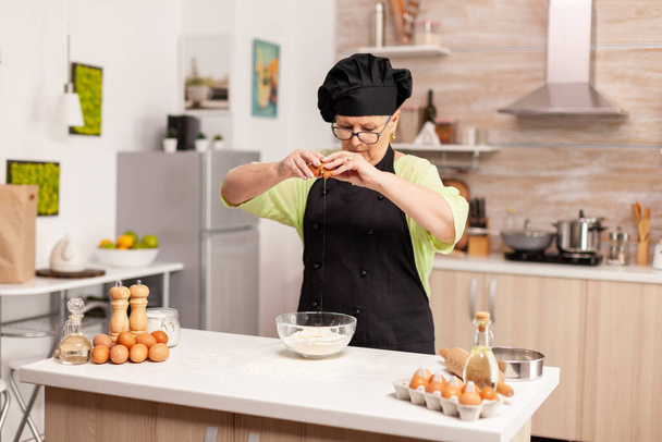 Egy nő tésztát készít a sütéshez. - Fotó, kép