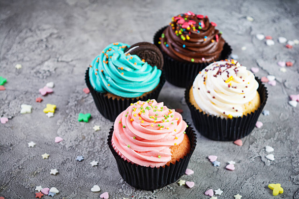 Savoureux cupcakes colorés isolés sur fond gris. Délicieux cupcake - Photo, image