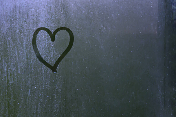 Знак сердца на текстуре из дымного стекла - Фото, изображение