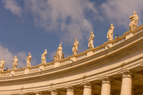 Città del Vaticano, Italia - 23 giugno 2018: Colonnati di Piazza San Pietro a Città del Vaticano con statue in cima - Foto, immagini