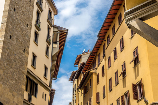 Florence, Italy - 25 June 2018: The building at the top of Ponte Vecchio over the Arno River in Florence, Italy - Фото, изображение