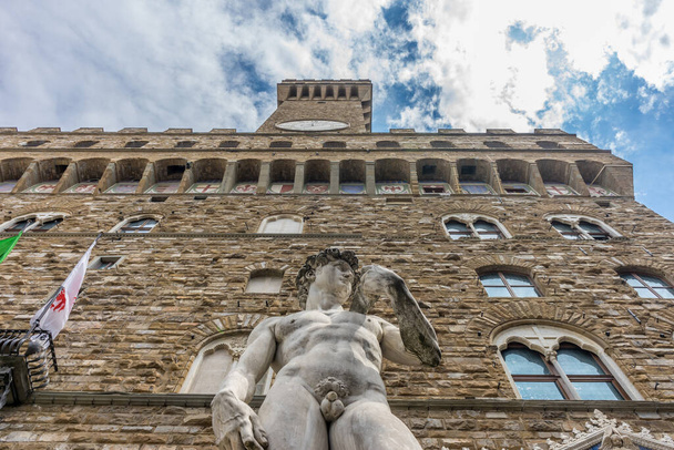 Флоренция, Италия - 25 июня 2018 года: Статуя Давида в Palazza Vecchio, Piazza della Signoria в Loggia dei Lanzi во Флоренции, Италия - Фото, изображение
