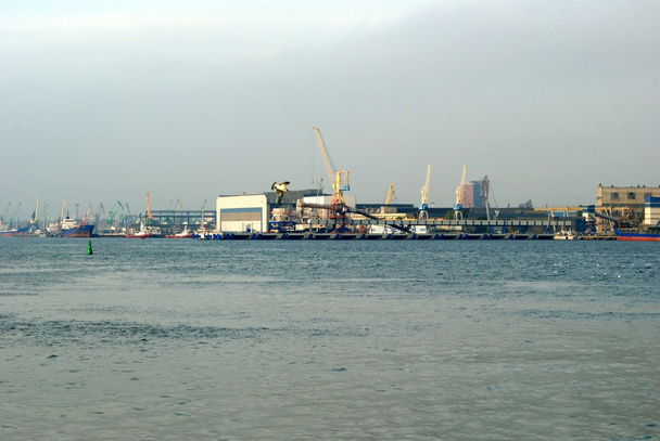 Клайпедская гавань с кранами. Литва
  - Фото, изображение