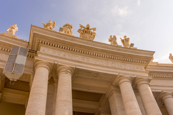 Città del Vaticano, Italia - 23 giugno 2018: Alessandro VII Pont Max a Colonnati di Piazza San Pietro a Città del Vaticano - Foto, immagini