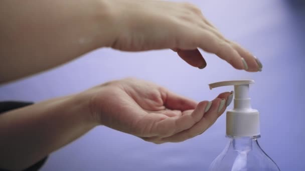 Femme traite les mains avec du gel antiseptique, gros plan, hygiène des mains - Séquence, vidéo