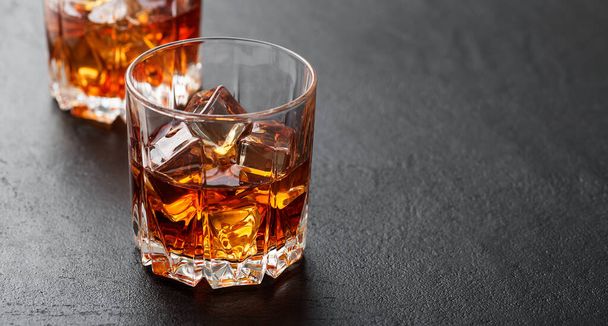 Verre de whisky écossais et glace. - Photo, image