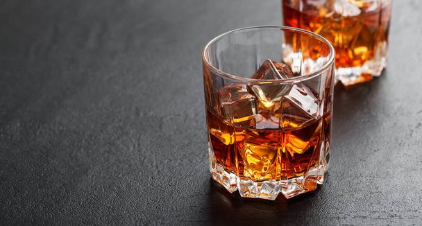 Bicchiere di whisky scozzese e ghiaccio. - Foto, immagini