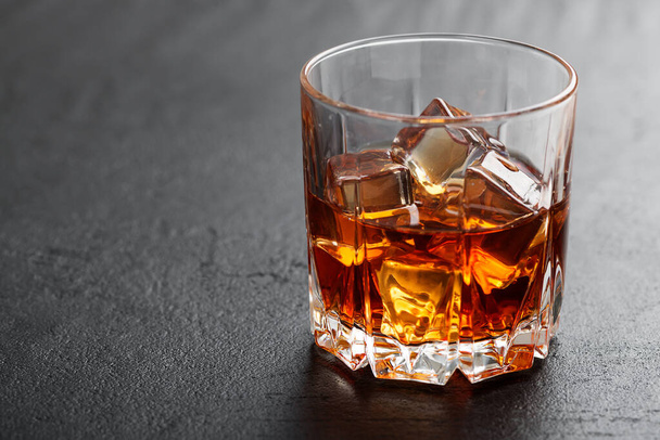 Copo de whisky escocês e gelo. - Foto, Imagem