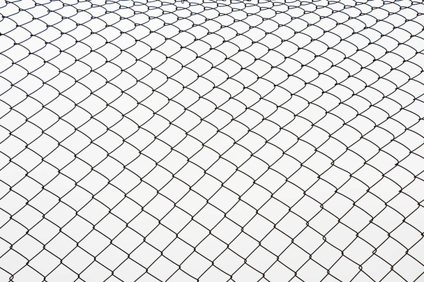 Металлический забор фон, реальный забор крупным планом и текстура на белом фоне неба - Фото, изображение