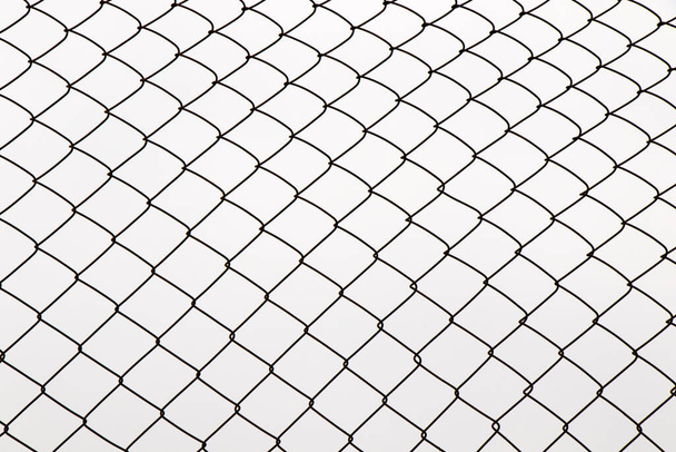 Kovový plot pozadí, skutečný plot zblízka a textura na bílém pozadí oblohy - Fotografie, Obrázek