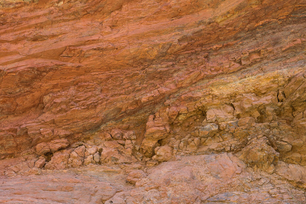 осадочная поверхность породы, скала коричневая и серая, имеет трещины - Фото, изображение
