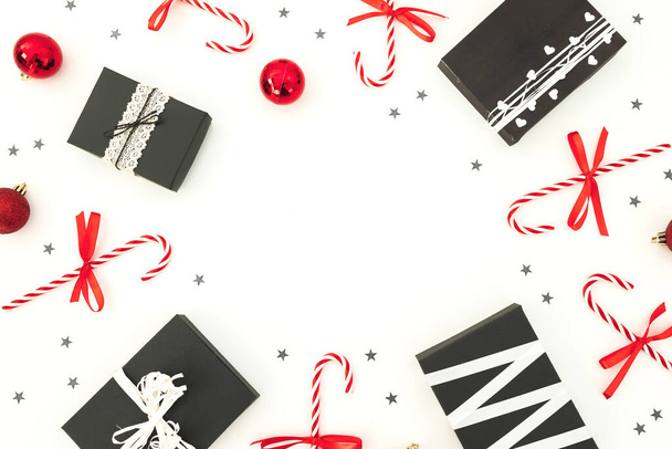 Joulun runko tyylikäs lahjapakkaus konfetti ja karkkia sokeriruo 'on valkoinen. Talvikonsep Litteä pano. Yläkuva - Valokuva, kuva
