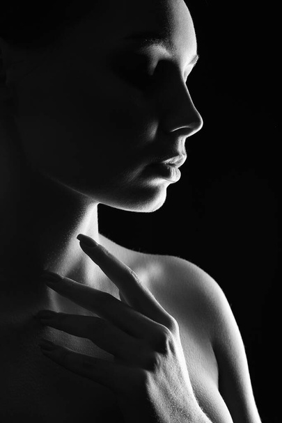 Beautiful Woman silhouette in the dark. Pretty Girl. Black and white art portrait - Foto, Imagem