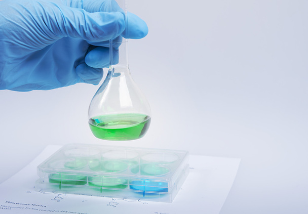 Биохимическая исследовательская лаборатория с использованием 6-колодцев
 - Фото, изображение