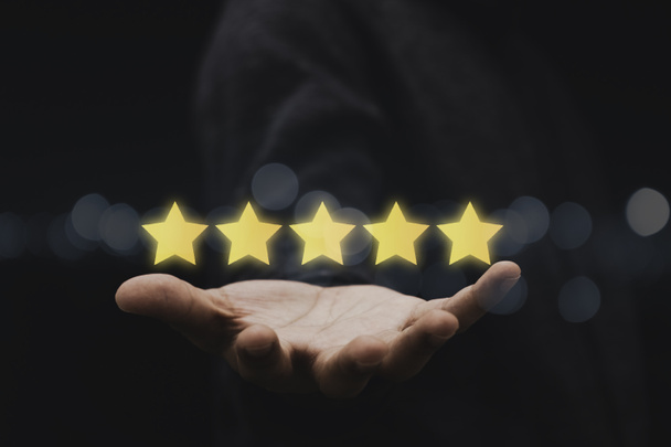 Empresario mostrando cinco estrellas a la mano para el resultado de la evaluación del cliente. Satisfacción del cliente por concepto de producto y servicio. - Foto, imagen